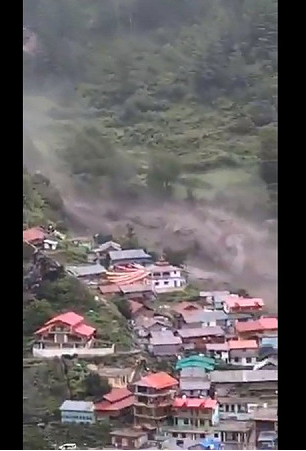 画面惊心动魄 印度山洪突袭观光胜地 画面惊心动魄 印度山洪突袭观光胜地