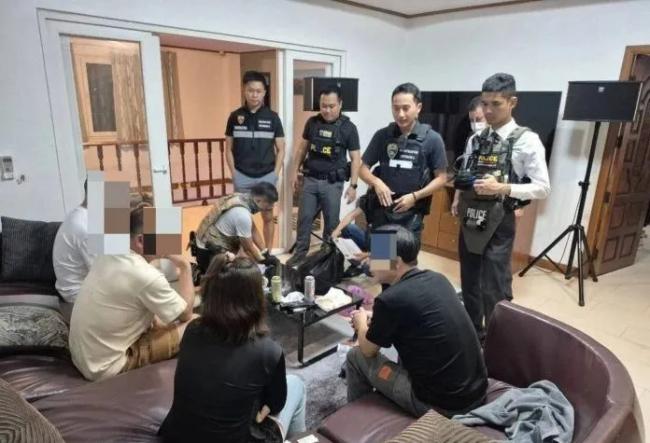 3中国大叔“大战”2老挝女 泰警抓人 3中国大叔“大战”2老挝女 泰警抓人