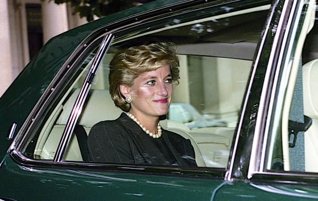 英国已故黛妃“时空胶囊”提前出土 内容公开 英国已故黛妃“时空胶囊”提前出土 内容公开
