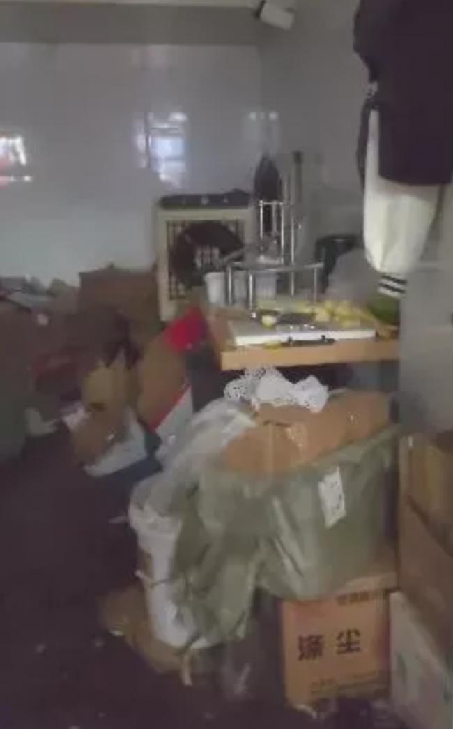 垃圾房旁做汉堡...上海骑手曝光外卖厨房 垃圾房旁做汉堡...上海骑手曝光外卖厨房