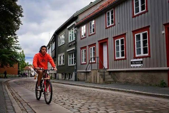 身价140亿中国网红夫妇挪威捡垃圾 叹好东西太多 身价140亿中国网红夫妇挪威捡垃圾 叹好东西太多