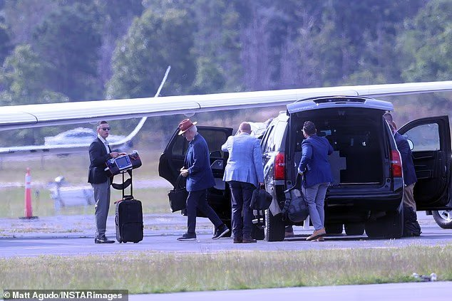 79岁克林顿带除颤器引健康担忧 希拉里很精神 79岁克林顿带除颤器引健康担忧 希拉里很精神