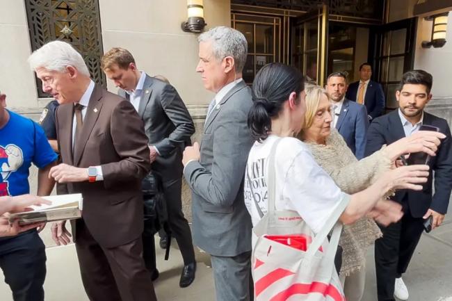 79岁克林顿带除颤器引健康担忧 希拉里很精神 79岁克林顿带除颤器引健康担忧 希拉里很精神