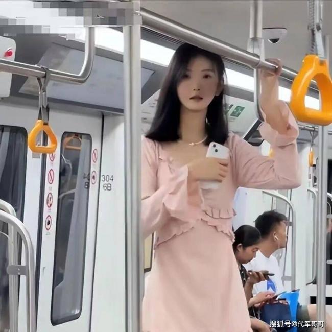 女孩身高2.26米,貌美如花,妈妈却发愁 女孩身高2.26米,貌美如花,妈妈却发愁