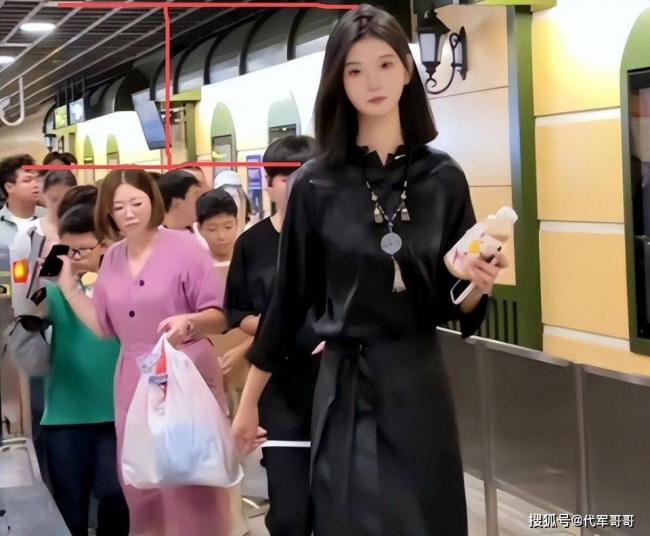 女孩身高2.26米,貌美如花,妈妈却发愁 女孩身高2.26米,貌美如花,妈妈却发愁