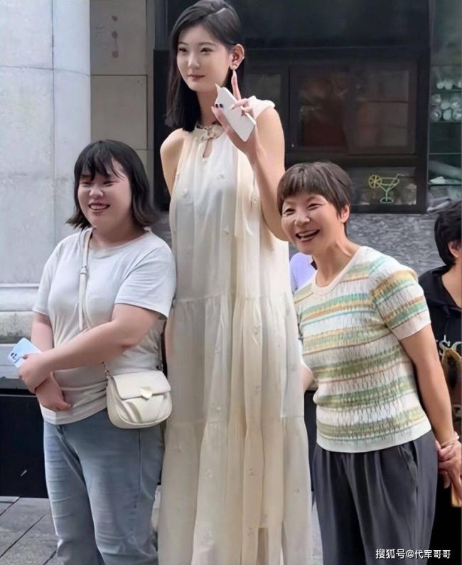 女孩身高2.26米,貌美如花,妈妈却发愁 女孩身高2.26米,貌美如花,妈妈却发愁