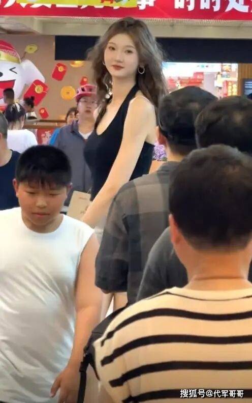 女孩身高2.26米,貌美如花,妈妈却发愁 女孩身高2.26米,貌美如花,妈妈却发愁