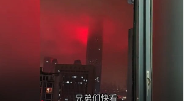 午夜时分天空一片血红 像极了史书中的异象 午夜时分天空一片血红 像极了史书中的异象