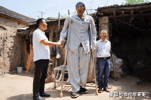 35岁山东巨人去世 身高2.4米 街头筹钱做手术 35岁山东巨人去世 身高2.4米 街头筹钱做手术