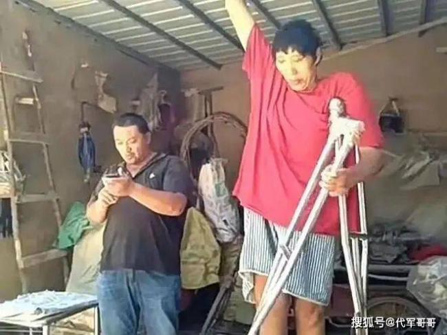 35岁山东巨人去世 身高2.4米 街头筹钱做手术 35岁山东巨人去世 身高2.4米 街头筹钱做手术