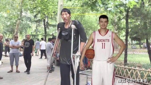 35岁山东巨人去世 身高2.4米 街头筹钱做手术 35岁山东巨人去世 身高2.4米 街头筹钱做手术