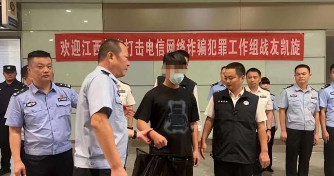 港警被骗到园区:从大陆出境 园区看证不敢要 港警被骗到园区:从大陆出境 园区看证不敢要