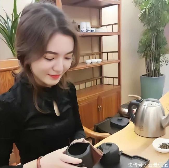 中国85后顶级白富美 掌管8700亿金融帝国 中国85后顶级白富美 掌管8700亿金融帝国