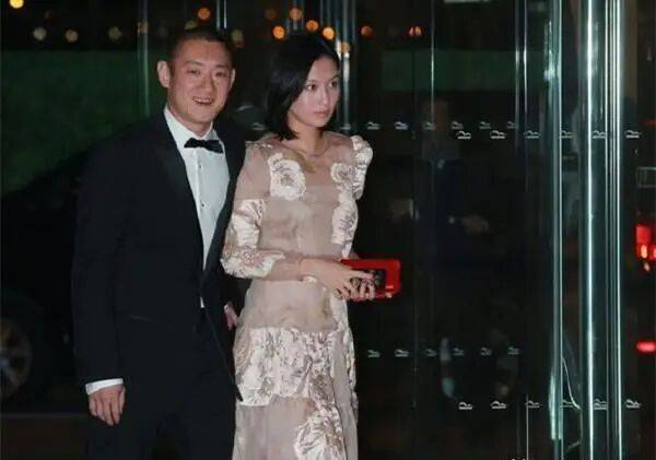 前任是赵薇,50岁豪门公子为何娶了她? 前任是赵薇,50岁豪门公子为何娶了她?