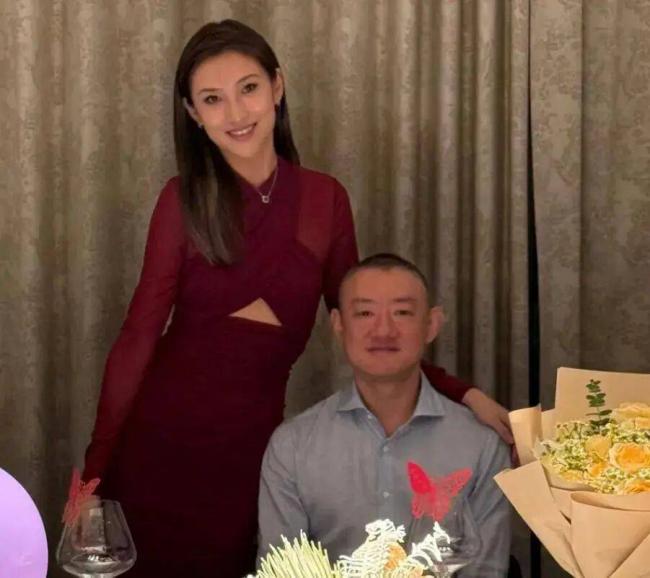 前任是赵薇,50岁豪门公子为何娶了她? 前任是赵薇,50岁豪门公子为何娶了她?