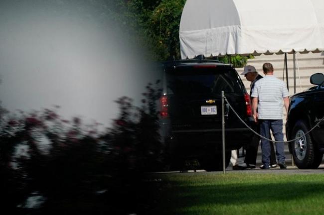 白宫2楼抛出不明物 网疯传影片掀阴谋论 白宫2楼抛出不明物 网疯传影片掀阴谋论