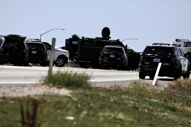 南加裸女驾车狂奔 警出动装甲车追捕 交通大阻塞 南加裸女驾车狂奔 警出动装甲车追捕 交通大阻塞