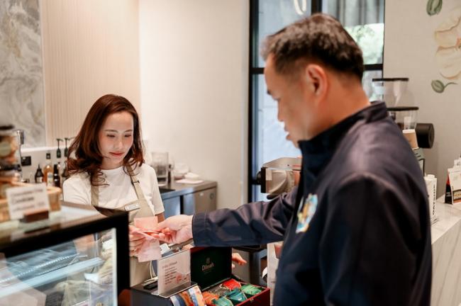 38岁泰国新第一夫人引关注 58岁总理的第三妻 38岁泰国新第一夫人引关注 58岁总理的第三妻