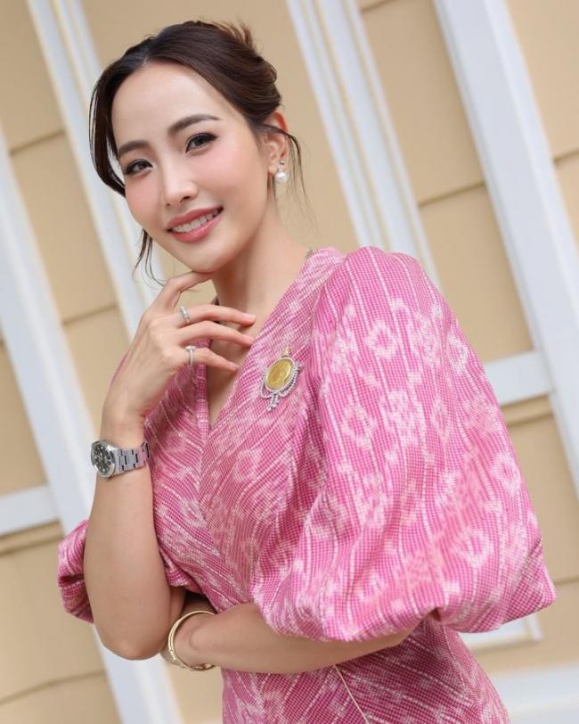 38岁泰国新第一夫人引关注 58岁总理的第三妻 38岁泰国新第一夫人引关注 58岁总理的第三妻