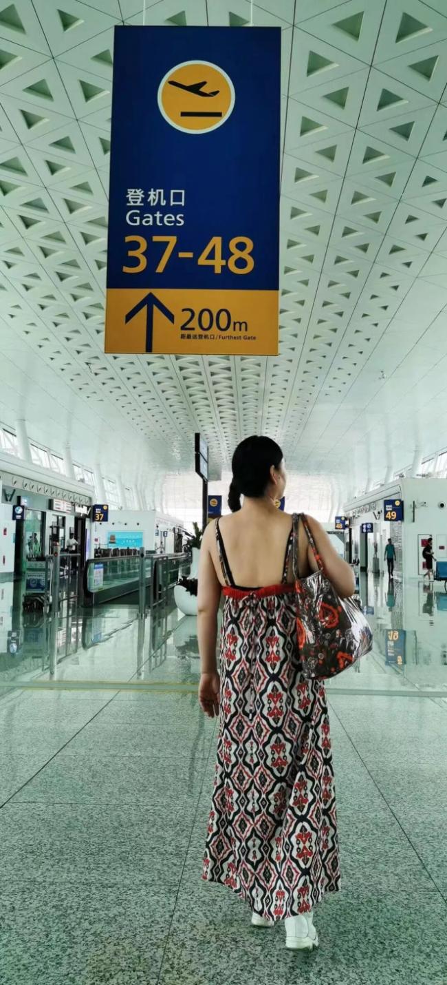 飞往多伦多航班上 这两类家庭为何把孩子送出国 飞往多伦多航班上 这两类家庭为何把孩子送出国