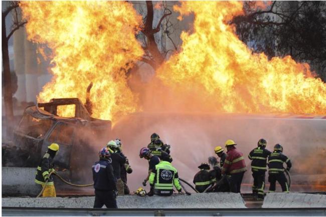 气罐车翻覆爆炸! 国道成灾难片现场 气罐车翻覆爆炸! 国道成灾难片现场