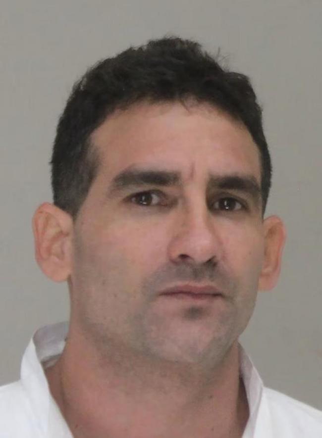 德州非法移民斩首上司 将滴血头颅踢过停车场 德州非法移民斩首上司 将滴血头颅踢过停车场