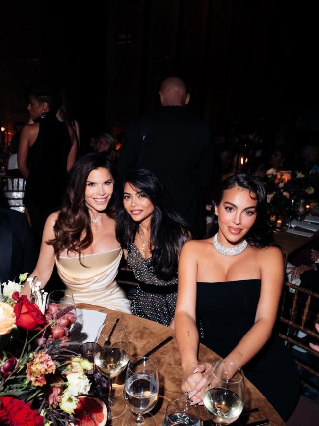 贝索斯新妻和C罗未婚妻,同框比拼30克拉大钻戒 贝索斯新妻和C罗未婚妻,同框比拼30克拉大钻戒