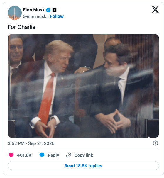 “重归于好” 川普和马斯克肩并肩、握手照曝光 “重归于好” 川普和马斯克肩并肩、握手照曝光