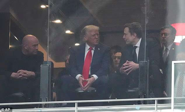 马斯克川普同框柯克追悼会,30秒聊天内容被曝光 马斯克川普同框柯克追悼会,30秒聊天内容被曝光