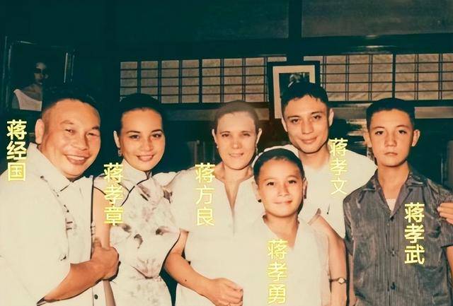 蒋孝章有多美?在蒋介石寿宴上的留影 一眼难忘 蒋孝章有多美?在蒋介石寿宴上的留影 一眼难忘