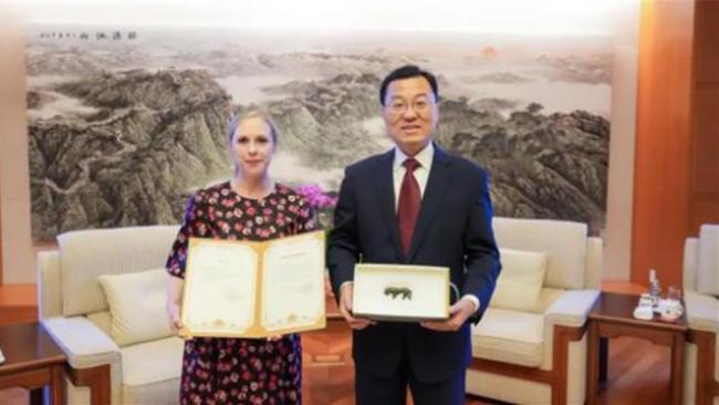 美国民间返还春秋战国“虎牌” 谢锋接收 美国民间返还春秋战国“虎牌” 谢锋接收