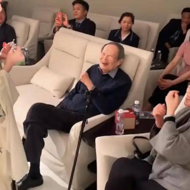 杨振宁八月自曝“脖子供血不足” 最后状态曝光 杨振宁八月自曝“脖子供血不足” 最后状态曝光
