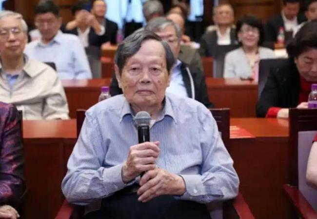杨振宁八月自曝“脖子供血不足” 最后状态曝光 杨振宁八月自曝“脖子供血不足” 最后状态曝光