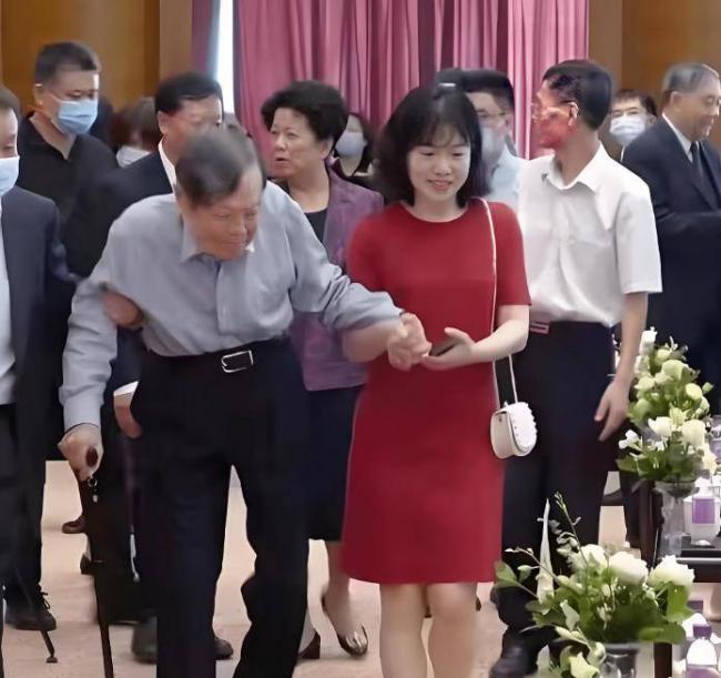 杨振宁八月自曝“脖子供血不足” 最后状态曝光 杨振宁八月自曝“脖子供血不足” 最后状态曝光
