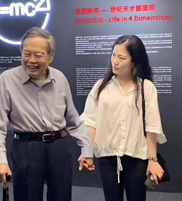 杨振宁八月自曝“脖子供血不足” 最后状态曝光 杨振宁八月自曝“脖子供血不足” 最后状态曝光