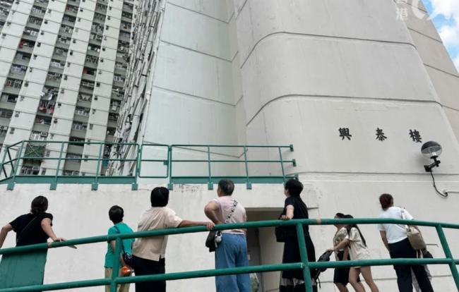 香港年轻夫妻坠楼身亡 2尸3命 原因令人唏嘘 香港年轻夫妻坠楼身亡 2尸3命 原因令人唏嘘