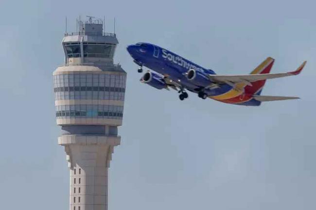 维护美国天空安全 6万人无薪可领生计堪虞 维护美国天空安全 6万人无薪可领生计堪虞