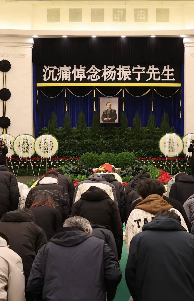 翁帆现身杨振宁葬礼 眼睛哭肿 站首位回礼 翁帆现身杨振宁葬礼 眼睛哭肿 站首位回礼