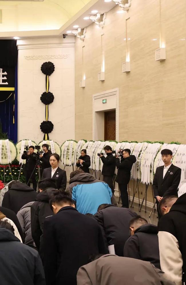 翁帆现身杨振宁葬礼 眼睛哭肿 站首位回礼 翁帆现身杨振宁葬礼 眼睛哭肿 站首位回礼