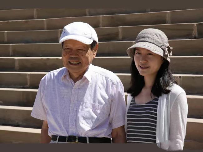 翁帆现身杨振宁葬礼 眼睛哭肿 站首位回礼 翁帆现身杨振宁葬礼 眼睛哭肿 站首位回礼