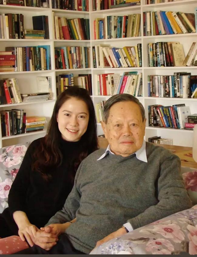 翁帆现身杨振宁葬礼 眼睛哭肿 站首位回礼 翁帆现身杨振宁葬礼 眼睛哭肿 站首位回礼