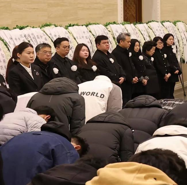 翁帆现身杨振宁葬礼 眼睛哭肿 站首位回礼 翁帆现身杨振宁葬礼 眼睛哭肿 站首位回礼