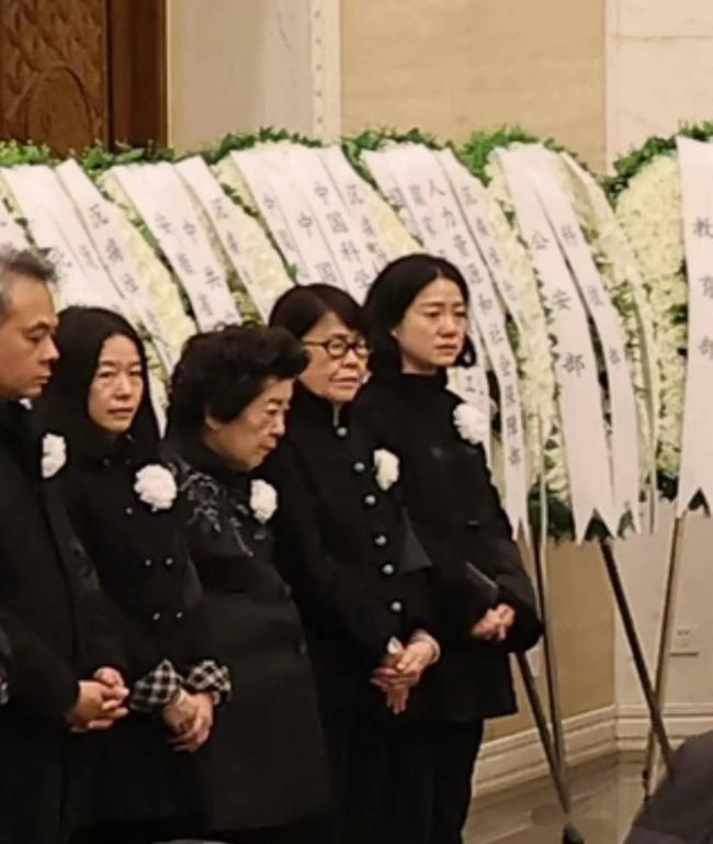 翁帆现身杨振宁葬礼 眼睛哭肿 站首位回礼 翁帆现身杨振宁葬礼 眼睛哭肿 站首位回礼