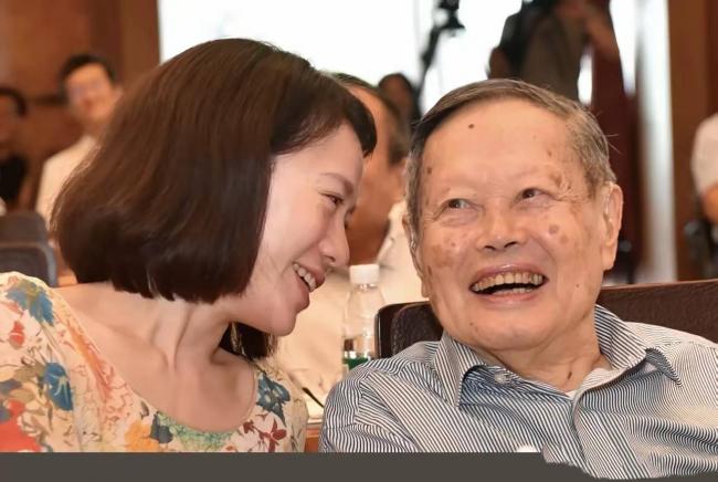 翁帆现身杨振宁葬礼 眼睛哭肿 站首位回礼 翁帆现身杨振宁葬礼 眼睛哭肿 站首位回礼