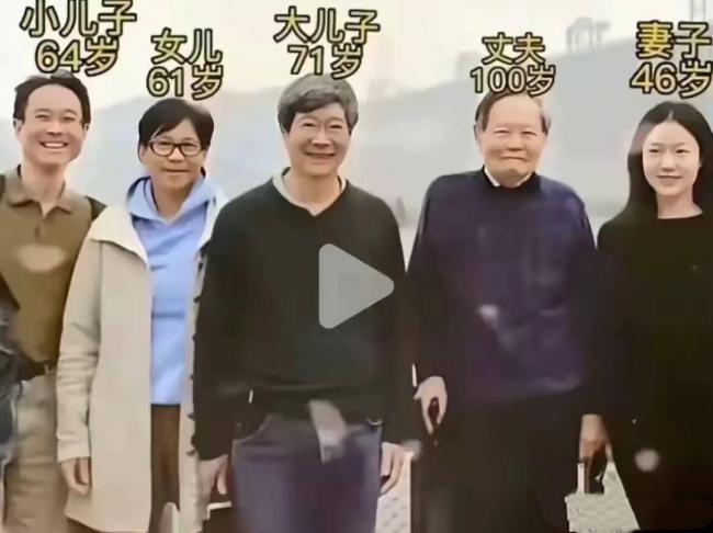 翁帆现身杨振宁葬礼 眼睛哭肿 站首位回礼 翁帆现身杨振宁葬礼 眼睛哭肿 站首位回礼