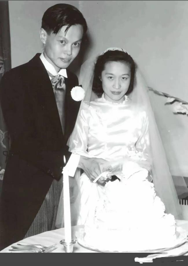 翁帆现身杨振宁葬礼 眼睛哭肿 站首位回礼 翁帆现身杨振宁葬礼 眼睛哭肿 站首位回礼