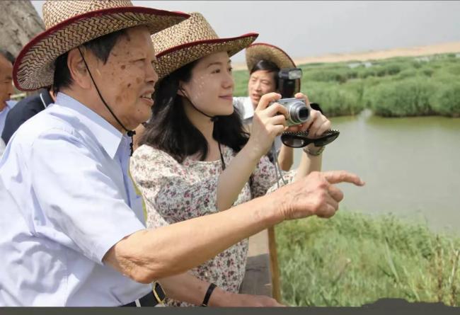 翁帆现身杨振宁葬礼 眼睛哭肿 站首位回礼 翁帆现身杨振宁葬礼 眼睛哭肿 站首位回礼