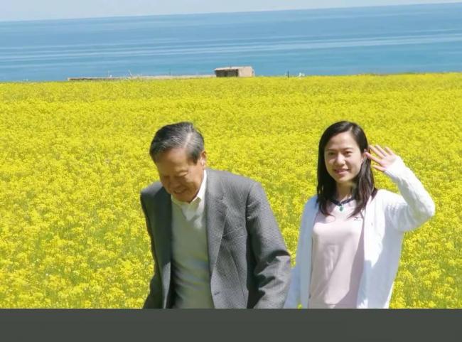 翁帆现身杨振宁葬礼 眼睛哭肿 站首位回礼 翁帆现身杨振宁葬礼 眼睛哭肿 站首位回礼