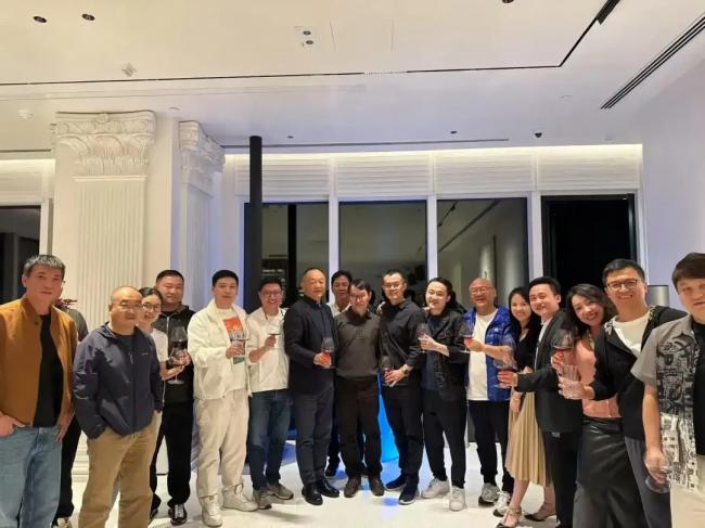 被脱光衣服搜身....华裔首富至暗时刻 被脱光衣服搜身....华裔首富至暗时刻