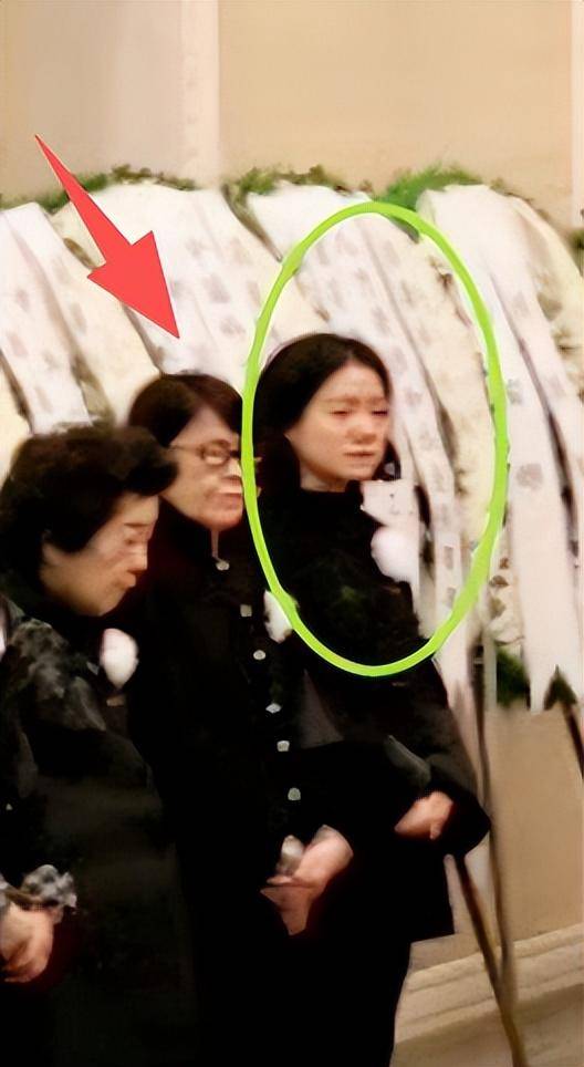 杨振宁葬礼直击:长孙抱遗像,一处细节感人 杨振宁葬礼直击:长孙抱遗像,一处细节感人